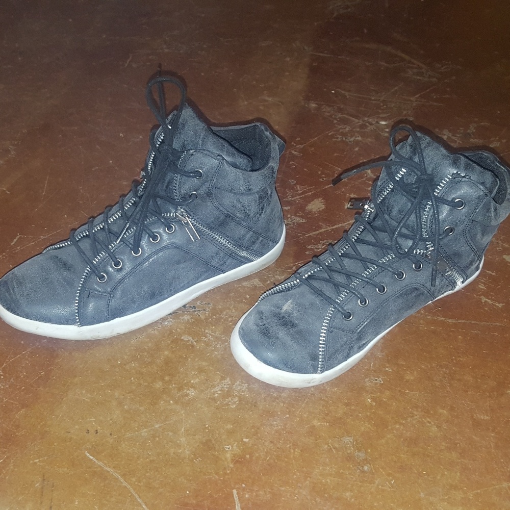 SOLD♥️♥️Womens high top tennis shoes size 8